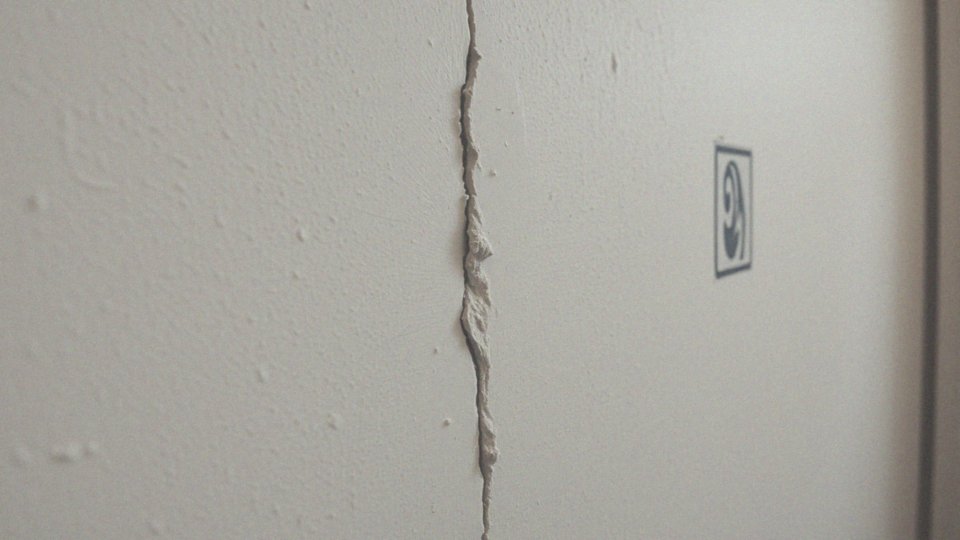 Kiedy pęknięcia ścian wymagają interwencji specjalistów?